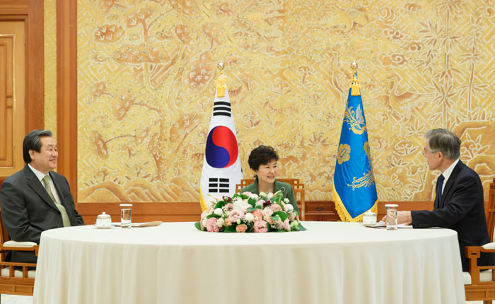 President Park Geun-hye (center) talks about her presidential trip to the Middle East during a meeting with both the ruling and opposition party leaders, at Cheong Wa Dae on March 17. She is flanked by Chairman of the Supreme Council of the Saenuri Party Kim Moo Sung (left) and Chairman of the New Politics Alliance for Democracy Moon Jae-in (right). 