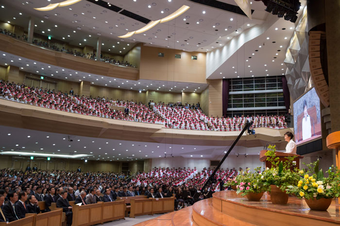 President Park Geun-hye (right) speaks during a special prayer session to help console those who have suffered due to the Sewol ferry sinking on June 1. (photo: Cheong Wa Dae)