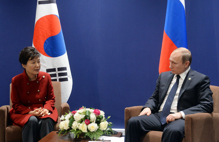 South Korean President Park Geun-hye (L) meets with Russian President Vladimir Putin on the sidelines of a U.N. conference on climate change, known as COP21, in Paris on Nov. 30, 2015. Park asked Putin to play an active role to help revive the meaningful talks on ending North Korea`s nuclear weapons program. (Yonhap)
