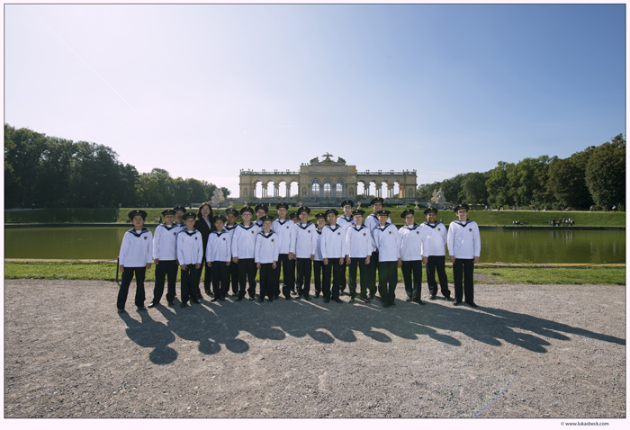 Vienna Boys Choir conductor Kim Bomi poses for a group photo with her singers. (Photo courtesy of Credia) 