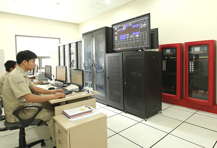 The security room at Hillstate Ha Dong is in charge of the overall safety and management of the apartment complex.