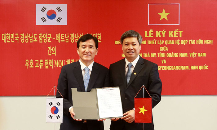 한국의 경상남도 함양군과 베트남 꽝남성 남짜미현이 인삼 재배 및 가공 공동 협력을 골자로 하는 우효교류협력협정을 21일 체결했다. 이날 협정에 서명한 임창호 함양군수와 남짜미현 인민위원회 호꽝브우 주석(사진 오른쪽). 