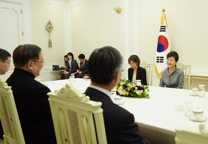 President Park Geun-hye (right) meets with former Chinese Foreign Minister Tang Jiaxuan at Cheong Wa Dae on October 21.