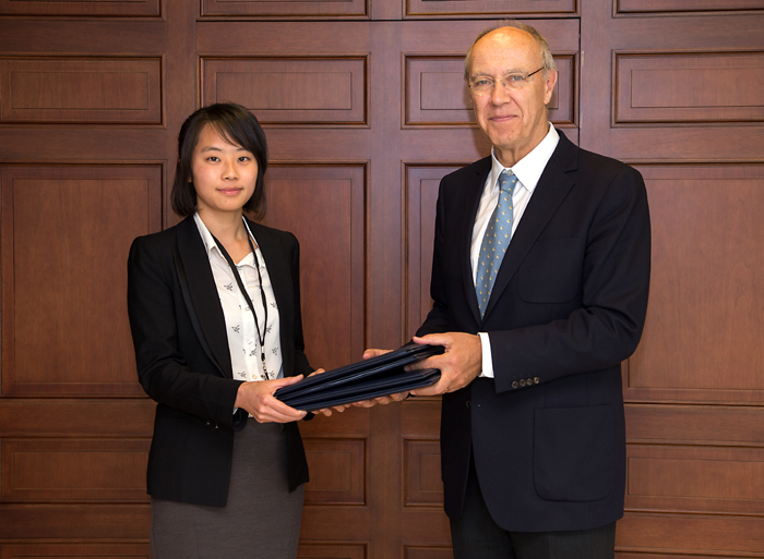 Representative Hwang So-hyun from the MCST (left) and WIPO Director General Francis Gurry exchange an MOU outlining Korea’s new funds-in-trust agreement on May 2 at WIPO headquarters in Geneva, Switzerland. 