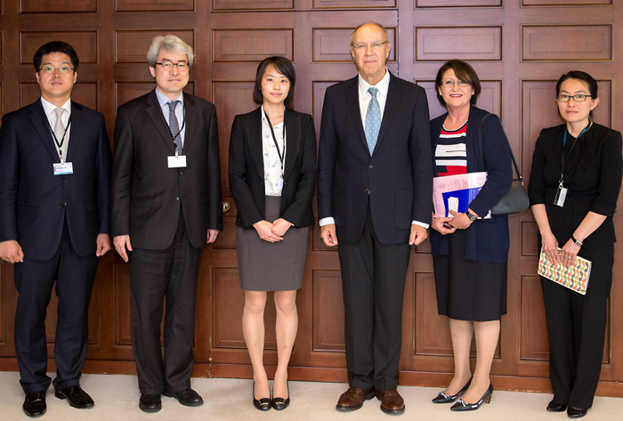 The Korean delegation and WIPO Director General Francis Gurry (third from right) pose after the signing of an MOU concerning Korea’s funds-in-trust agreement on May 2. 