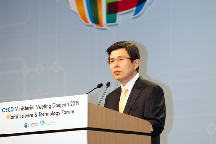 Prime Minister Hwang Kyo-ahn declares the commencement of the 'OECD Ministerial Meeting Daejeon 2015: World Science & Technology Forum' on Oct. 19.