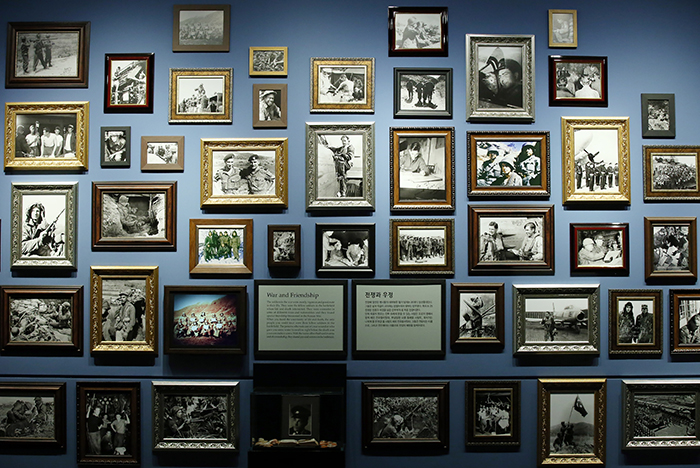 Photographs of Korean War veterans at the time of the war are on display at the War Memorial of Korea. 