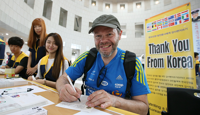 Gunter Lockert from Sweden writes a message for Korean War veterans, at the War Memorial of Korea on June 23. 
