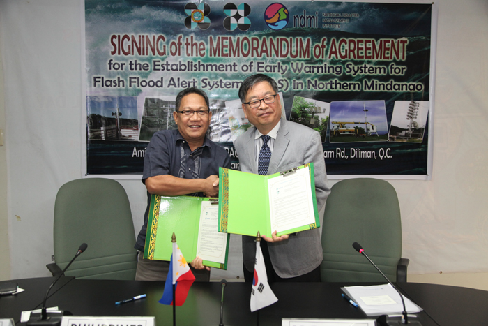  Yeo Woon-kwang (right), president of the NDMI, and Vincente B. Malano, administrator of the PAGASA, shake hands after signing the MOA in Manila, the Philippines, on January 22. (Photo courtesy of the NDMI) 