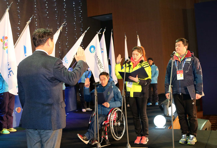Athletes and a referee take the oath on behalf of all participants in front of President Kim Sung-il of the Korea Paralympic Committee during the opening ceremony for the National Winter Para Games.