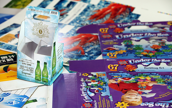 Various colored boxes are produced with direct printing technology.
