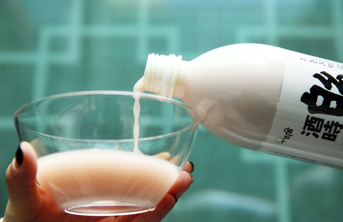 Milky pink Jusirak raspberry makgeolli is made by Woorisool.