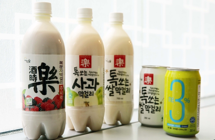 Woorisool's product line-up includes (from left) Jusirak raspberry makgeolli, carbonated sparkling apple makgeolli, rice makgeolli, 350 milliliter cans of carbonated sparkling rice makgeolli, and Me3 Green, a post-workout drink.