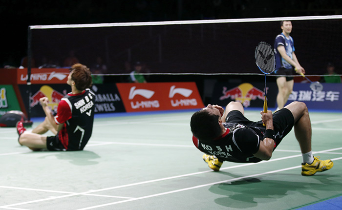 Ko Sung-hyun (right) and Shin Baek-cheol celebrate after winning the men's doubles final against Lee Yong-dae and Yoo Yeon Seong in the Li Ning BWF World Championships 2014, at the Ballerup Super Arena in Copenhagen, Denmark, on August 31. (photo: Yonhap News)