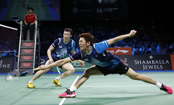 Lee Yong-dae (right) and Yoo Yeon-seong return the shuttlecock during the men's doubles final against their fellow countrymen Ko Sung-hyun and Shin Baek-cheol on Aug 31 in the Li Ning BWF World Championships 2014, at the Ballerup Super Arena in Copenhagen, Denmark. (photo: Yonhap News)
