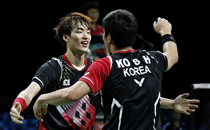 Ko Sung-hyun (right) and Shin Baek-cheol celebrate their victory in the men’s doubles final of the Li Ning BWF World Championships 2014, at the Ballerup Super Arena in Copenhagen, Denmark, on August 31. (photo: Yonhap News)