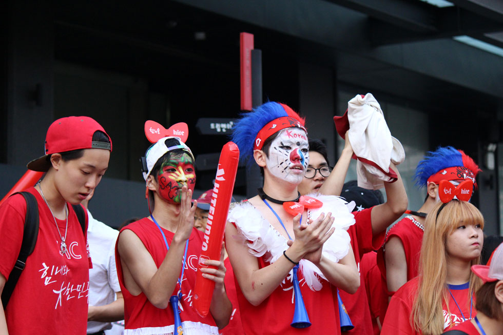 Football fans, face paint blazoned across their faces, root for the Korean national team at Gwanghwamun Square, central Seoul, on the morning of June 18. (photo: Wi Tack-whan)