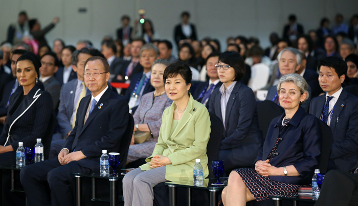 박근혜 대통령이 19일 반기문 UN 사무총장, 이리나 보코바 유네스코 사무총장 등 개막식 참가자들과 함께 성악가 조수미의 축하공연을 보고 있다.
