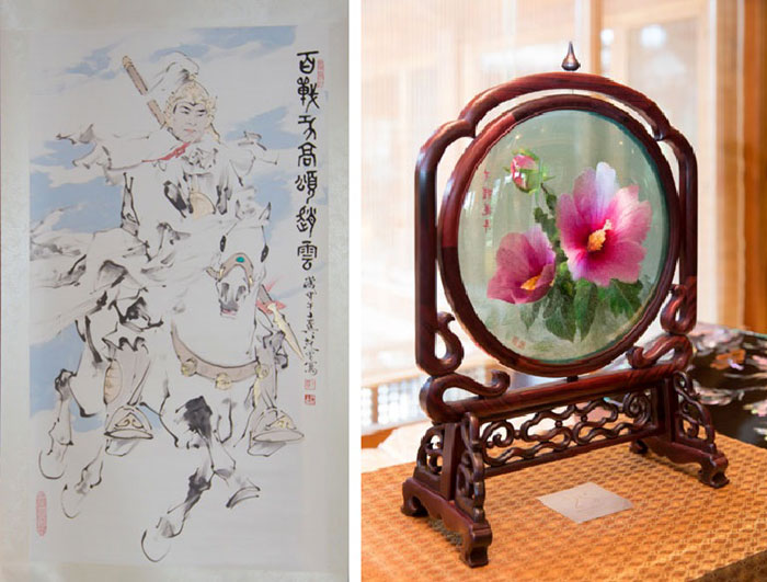 The gifts offered to President Park include a glass craft decorated with roses of Sharon (right) and a portrait of Zhao Zilong (unknown~229), a well-known Chinese military general who lived in the late Eastern Han dynasty and early Three Kingdoms period. (Photo: Cheong Wa Dae)