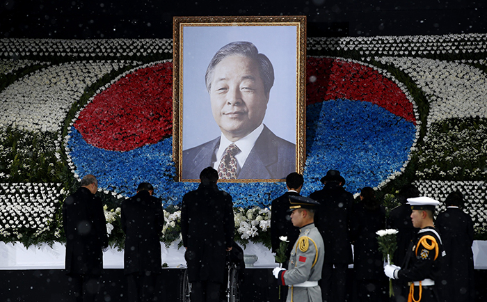 Bereaved family members of the late President Kim Young-sam lay flowers and light incense in his honor on Nov. 26.