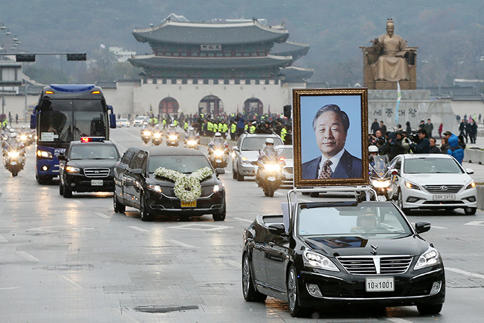 The cortege carrying the coffin and portrait of former President Kim Young-sam passes through Gwanghwamun Square in central Seoul on Nov. 26.
