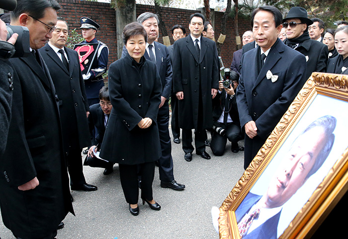 President Park Geun-hye mourns the passing of former President Kim Young-sam as she inspects the hearse carrying the coffin of the late president at Seoul National University Hospital on Nov. 26.