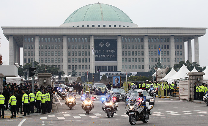 The cortege carrying the portrait and coffin of former President Kim Young-sam leaves the National Assembly of Korea after his funeral on Nov. 26.