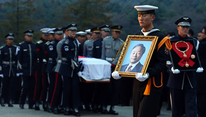 The portrait and coffin of former President Kim Young-sam are carried to his burial site at the National Cemetery of Korea.