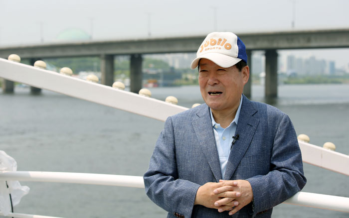 Mayor of Mapo-gu District Park Hong-seop hopes that the river restoration project can allow more people to enjoy the beauty of the Hangang River and of Seoul.