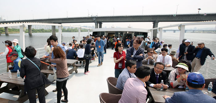 The Yanghwajin ferry tour allows people to enjoy the beauty of the Hangang River while onboard the ferry.