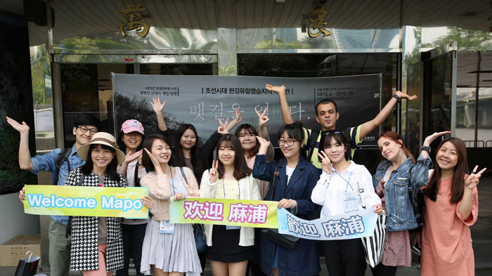 The supporters of Mapo District are made up of foreign residents and international students. They pose for a photo before boarding the ferry on May 9.