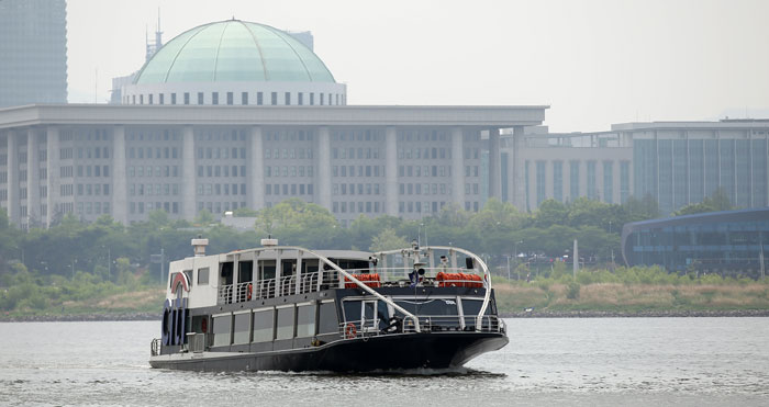 A river cruise allows people to appreciate the beauty of the Hangang River and of Seoul, and to look around historical sites found along the river.