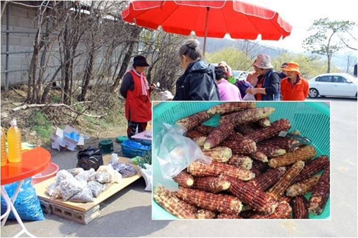 Ajummas buy and sell farm products