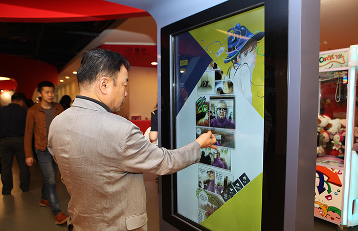 A visitor to the China-Korea Cartoon Experience Center uses a touch screen to read the most recent issue of his favorite comic book in Yantai, Shandong Province, China, on May 25. The comic and media promotional center was jointly established by the Bucheon City and Yantai City governments.