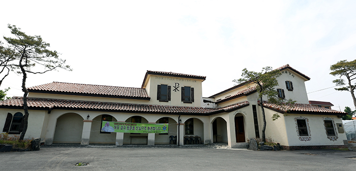  The Yeosaul Holy Place in Yesan County, Chungcheongnam-do, is the birthplace of the 'Apostle of Naepo,' Lee Jonchang. Nowadays, there is a church on the site. (photos: Jeon Han) 