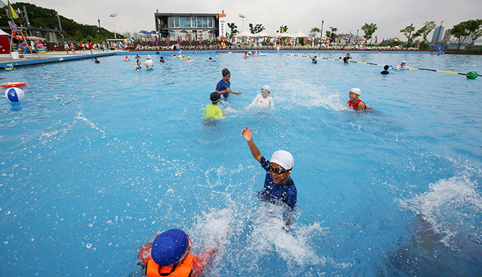 The outdoor swimming pool at Yeouido's Hangang Riverside Park opens at 9 a.m. and closes at 8 p.m.