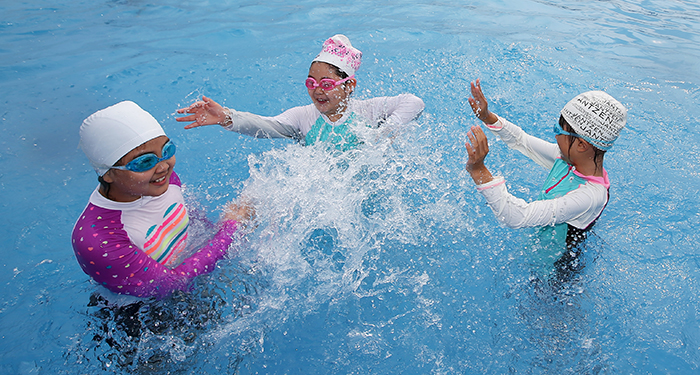 Children splash around in the water at the outdoor pool in Yeouido's Hangang Riverside Park.