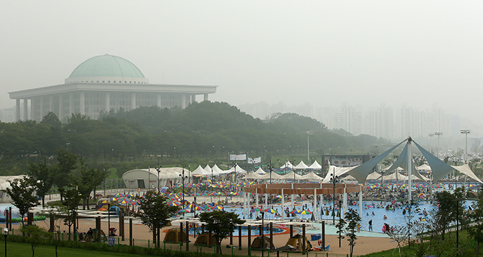 Vacationers enjoy playing in the water at the outdoor pool along the riverside near the National Assembly in Yeouido on August 5. (photo: Jeon Han)