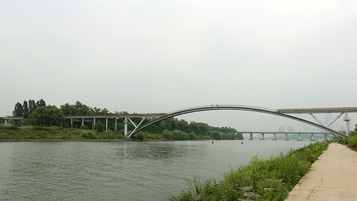 The pedestrian-only Seonyu Bridge takes you from the Seonyudo Park on the island to the Yanghwa Hangang Park along the southern banks of the river. (photo: Jeon Han) 