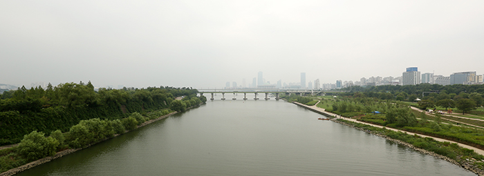 The sight of Yeouido from the Seonyu Bridge on August 5. Although due to the foggy weather it is not a clear day, the National Assembly is still visible on the far side of the Yanghwa Bridge. (photo: Jeon Han)