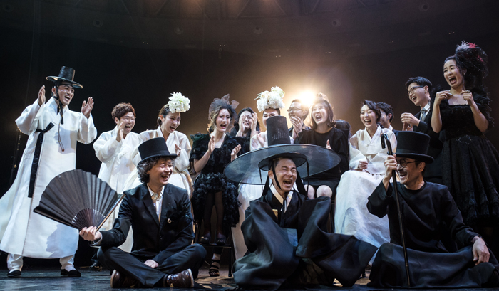 Young traditional performers collaborate during the “Yeowoorak” festival. (photo courtesy of the National Theater of Korea)