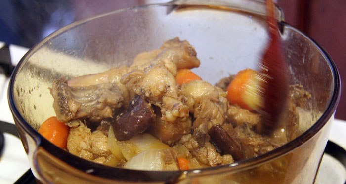 Put the trimmed chicken into the pot. Add half of the seasoning sauce and water. Boil it for 3 minutes on high. When it boils, lower the heat to medium and slowly simmer for 20 minutes.