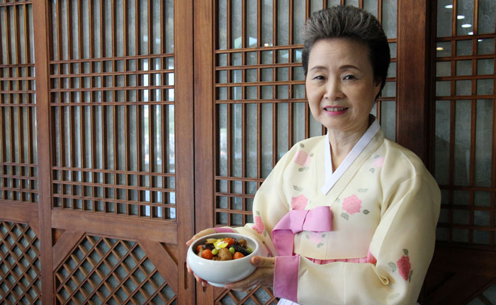 Yoon recommends simmered chicken as an 'energy food' for the autumn with her simple recipe.
