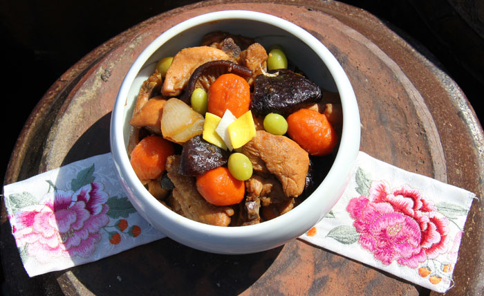 Simmered Chicken is made from pieces of chicken simmered with seasoning along with various vegetables, such as onions, carrots and mushrooms. This dish is known to protect one's 'energy' and to enhance physical strength. It is especially good in the autumn.
