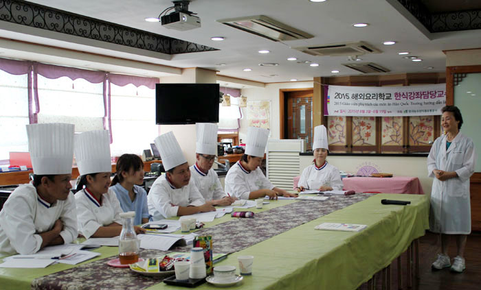 Instructors from the tourism department at a university in Hanoi listen to a lecture from Director Yoon Sook-ja (right). They are participants in an invitational educational program for professors who will teach Korean cuisine to their students in Vietnam later this year. The program was held from Aug. 3 to 19 at the Institute of Traditional Korean Food.