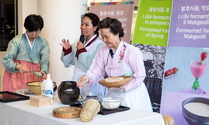 Director Yoon Sook-ja (right) of the Institute of Traditional Korean Food demonstrates how to make traditional liquor through fermentation at the Korea Pavilion at Expo Milano 2015 in August.