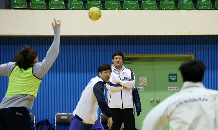 Yoon_Kyung_shin_Doosan_Handball_Coach_01.jpg