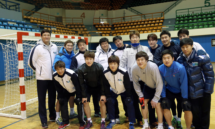 Coach Yoon Kyung-shin (left) and his Doosan Men’s Handball team