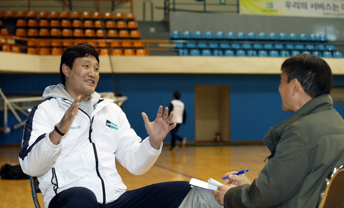 Former handball player Yoon Kyung-shin (left), now serving as a coach for the Doosan men’s handball team, talks about his life dedicated to the sport. 