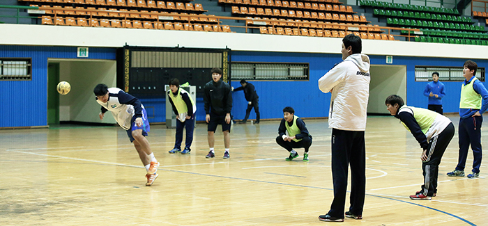 Former handball player Yoon Kyung-shin, currently coach for the Doosan Men’s Handball team, watches as his players train at the Uijeongbu Sports Complex in Gyeonggi-do (Gyeonggi Province).